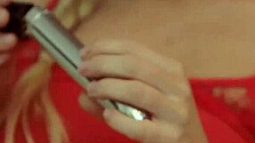 Cette chaudasse kiffe-t-elle sa chatte nue doigtée et godemichée ?