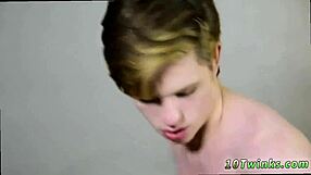 Видео с молодыми 18+ парнями в гей сексе, показывающими милое безрубашечное действие