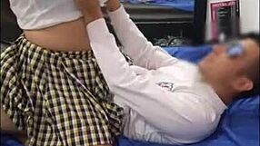 墨西哥年轻学生勾引健壮教授换取高分。他的大鸡巴让她惊叹！