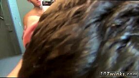 18+ tini pasik képei fürdőszobai csupasz meleg akcióról.