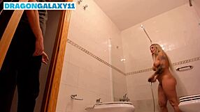 天哪，我在浴室疯狂操大奶金发妈妈...