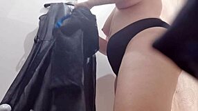 Matrigna Italiana Cicciona Ti Porta Insieme A Lei In Un Negozio Abbigliamento Per Provarsi Abiti Di Pelle