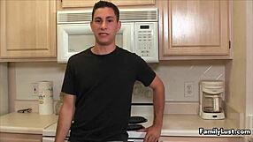 젊은 18+ 남자가 성숙한 여자와 개인적으로 섹스