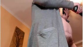 Webkamera zralá dáma ukazuje velké prsa a chlupaté tělo v sólové relaci