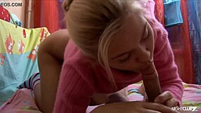 Rubia joven 18+ no puede parar de montar la polla de su novio cachondo. ¡Ansía cada centímetro!