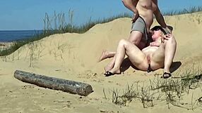 Βοηθάω μια καμπυλωτή κυρία να απολαύσει στην παραλία