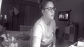 O moj bože, prljava cura 18+ preskače domaći da se drka na skrivenoj kameri! 😲