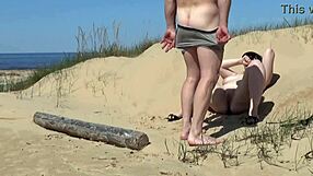 Aider une femme pulpeuse à prendre son pied sur la plage