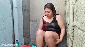 Filipina bader udenfor og ender med at blive boret hårdt