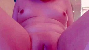 Nemôžem prestať sledovať túto 18+ tínedžerku ako si prstí v domácej nahrávke