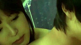 女老师和男孩在床上干得火热