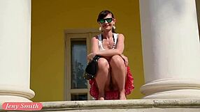 Jeny Smith pokaže noge na javnem prostem