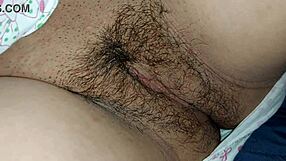 Czy naprawdę nie nosi bielizny, oglądając hentai i pocierając swoją ogoloną cipkę?