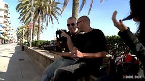 מרגיש את החום העז כשהזין הקשה שלו מחליק לתוך הכוס הרטובה שלה בחוץ