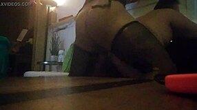 Bu Latin travestinin dev aletini izlemeyi bu kadar karşı konulmaz yapan ne?