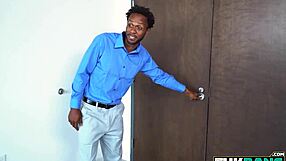 Besessen von August Ames, die den riesigen Schwanz in der Hose entdeckt