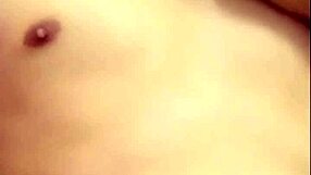 Gay Vietnamese Performs Cute Handjob Live On Blued