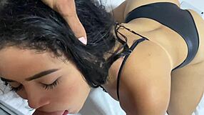 Encuentro a Mi Hermanastra Tomándose Fotos Sexy y Me Preguntó Si Quería Tocarle el Culo