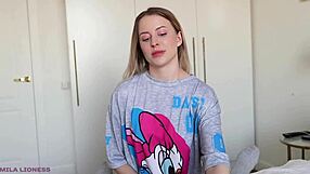 哟，继子，被抓到撸管了，现在猛肏我紧逼