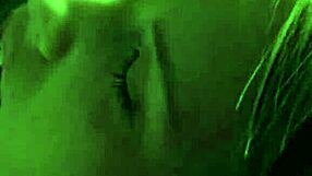 कर्वी सास लेदर स्कर्ट में बड़े गांड पर कम लेती है