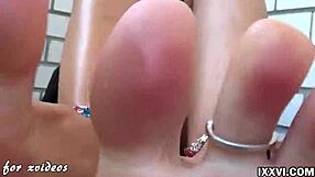 Гледай как тя работи голям дилдо с футджоб и ръчна.