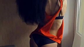 นางแบบวัยรุ่นเปลือยเต้นรำโชว์แฟชั่นสุดเฟี้ยว