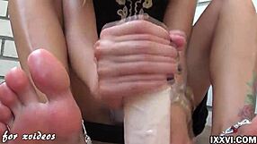 Гледай как тя работи голям дилдо с футджоб и ръчна.