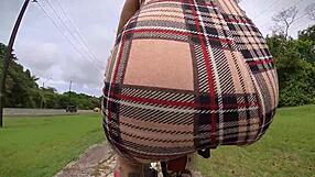 רוכב על אופניים עם פלאג בתחת... השכן ראה!