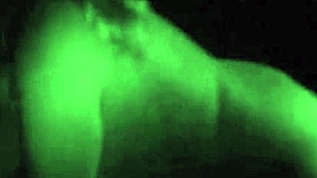 Suzi geniet van de lol in de erotische bioscoop.