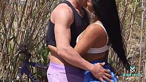 Ποδηλάτης γεμίζει το μουνί μου με σπέρμα έξω στη φύση