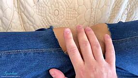 สาวลูกเลี้ยงตัวเล็กเงี่ยนโดนจับได้ดูหนังโป้กางเกงยีนส์ขาด หีฟิตโดนน้ำแตกคาหี