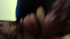 Al cornudo le gusta ver cómo su tetona latina cabalga en la verga dura y grande.