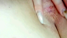 Milfka s velkým zadkem si prstí těsnou kundu v detailním amatérském klipu