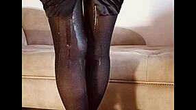 Pee in shiny pantyhose on toilet!!