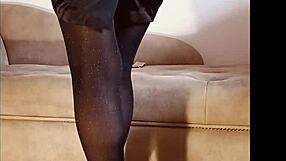 Pee in shiny pantyhose on toilet!!