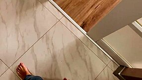 Мащеха и доведен син хванати да мастурбират, накрая се чукат здраво