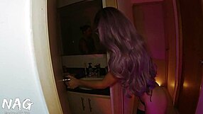 Kleine Cindy wird nass bei schnellem Cowgirl-Ritt im Flur mit kolumbianischer Hitze