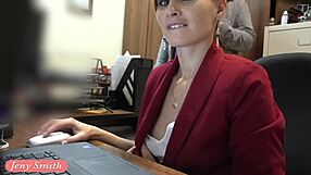 Am o slujbă sălbatică, privește-o pe Jeny Smith dezbrăcându-se goală pe camera ascunsă