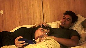 의붓형제가 누워서 내 입 박아버리고 슬럿처럼 정액 채워 섹스