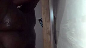 Co jest z tymi laskami z dzielnicy, co pokazują dupy?