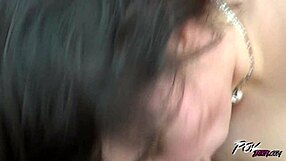 عاهرة سمينة جائعة تزني غريب قوي للحصول على حليب على مؤخرتها