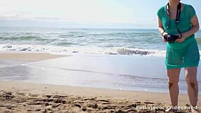 Elle m'a attiré pour la baiser sur une plage publique en plein jour