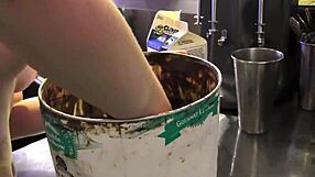 Versaut lesbische Action in der chaotischen Küche