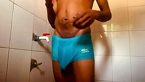 Какво става, когато заварена сестра чука съседа по време на банята ми?