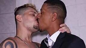 hey, just caught me fudendo o funcionário do banheiro today