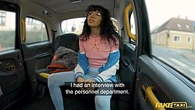 Fake Taxi, má sotva 18 ale potrebuje naťahovanie piče veľkým kokotom v public POV