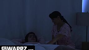 Agent imobiliar mamă vitregă schimbă și fut fiul vitreg de 18 ani în orgie sălbatică!