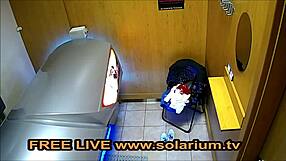 Blondýnka teen 18+ prstí sama na veřejném soláriu