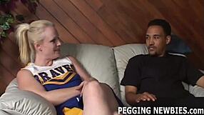 Hey, femdom strapon eğlencesi için o büyük plastik yarağı derinlere almaya hazırsın