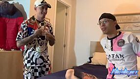 Приятелят ми дойде след нощ навън и свършихме с размяна в гореща сесия